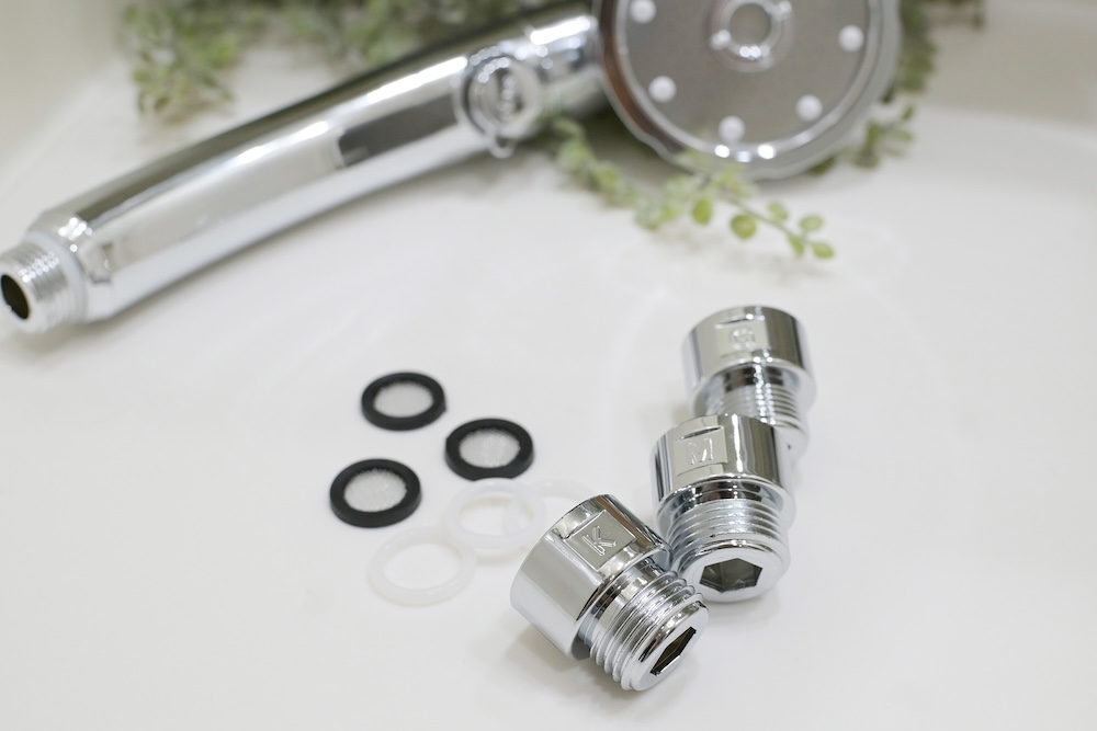 シャワーホースとの接合部に使うアダプターも同梱。いろんなシャワー設備で使えそうです