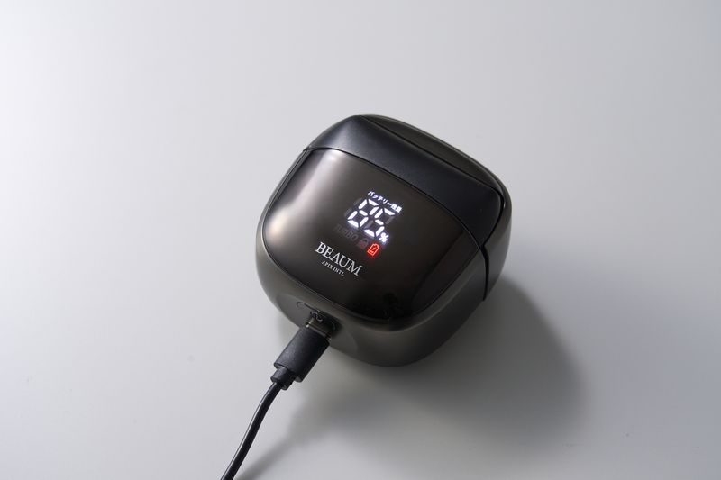 両モデルとも充電用のUSB Type-C端子を搭載。バッテリー残量が表示される