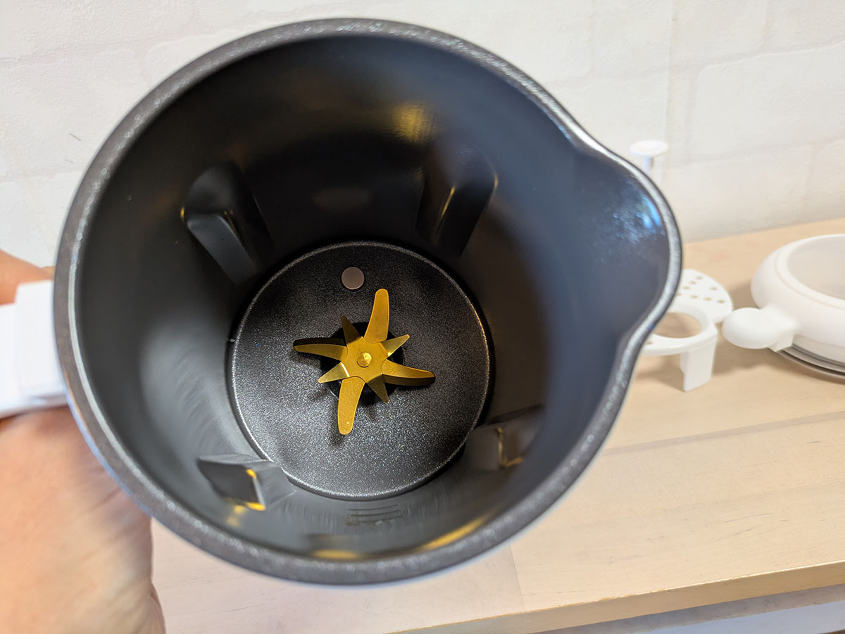 本体底部には8枚刃が設置されています