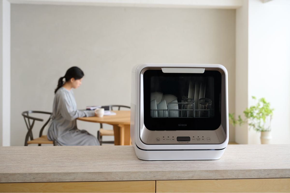 本体上部の給水口から水を注いで使う「タンク式」の食器洗い乾燥機