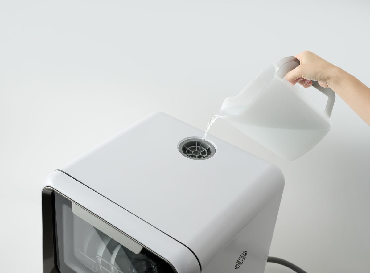 上部の給水口から水を注ぐ