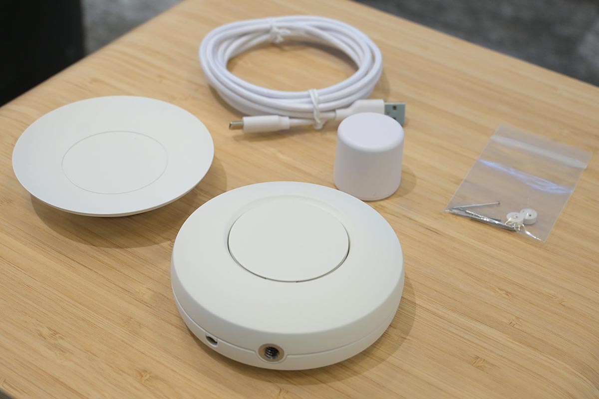 マグネット吸着用のパーツや、壁取り付け用のピンも付属予定