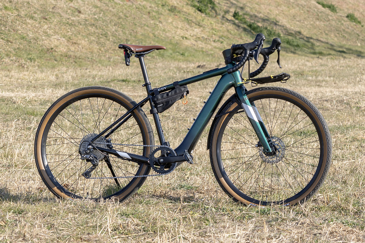 現在は2台目のe-bikeになっている。乗っているのはベスビー「JGR1.1」。これもグラベルロードバイクだ。同じジャンルにしているのは、まだ今の段階で筆者がe-bikeで走ってみたいところがグラベルロードバイクの守備範囲だから