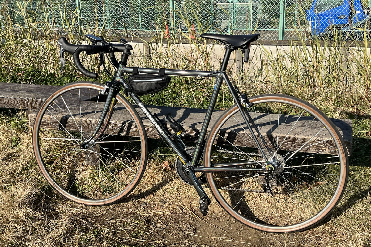 筆者はロードバイクも持っているので、両方乗る立場として思うのは、これまで運動していなかった人が運動を続けたいと思うなら、辛いところをカバーしてくれるe-bikeが向いているということ。頑張り続けるのは大変だから、ほどほどの頑張りでいい環境を考えるべきだ