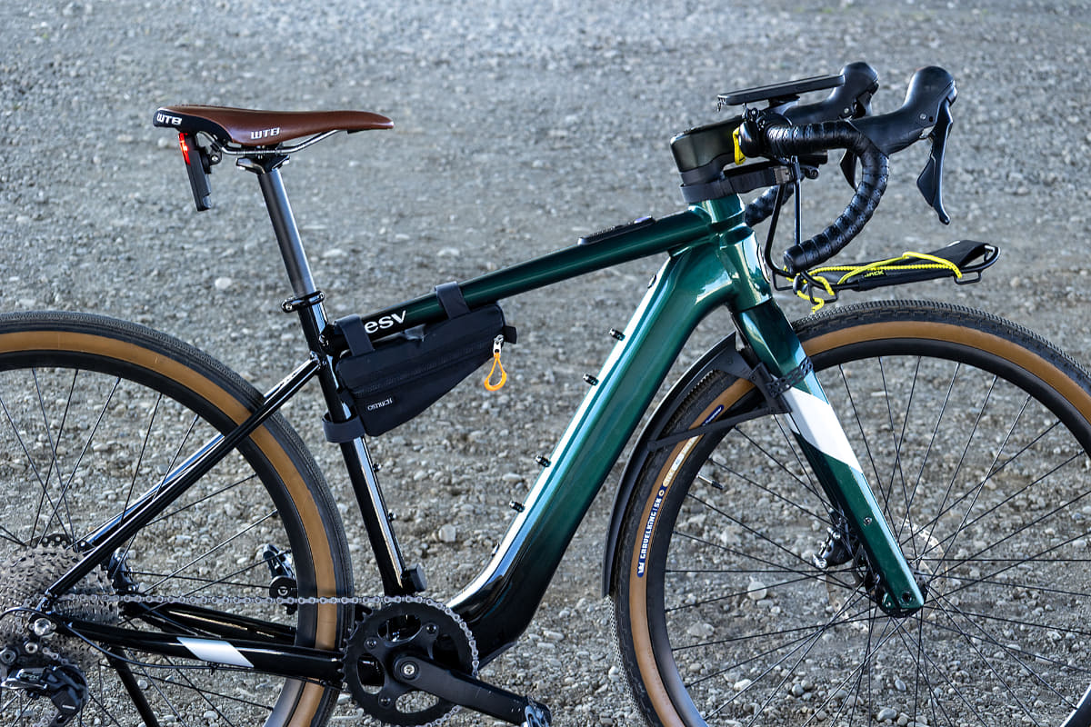 ミニベロなど街乗りメインのe-bikeは別として、よりスポーツタイプのモデルを選ぶときに大事なのがフレームサイズだから、通販より実店舗でアドバイスを聞いたり試乗したりして選びたい