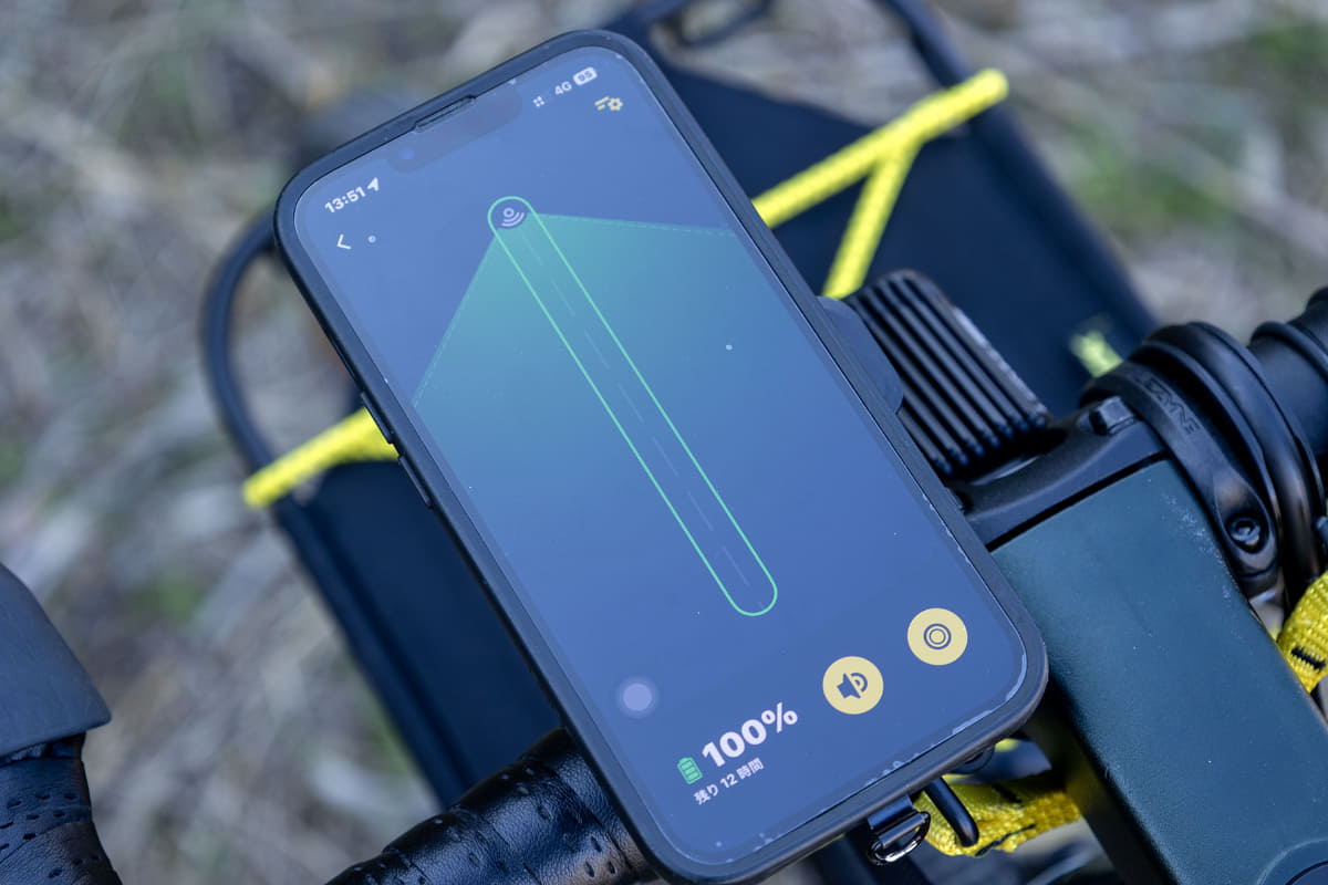 写真の装備はリアレーダー。サドルの後方にセンサーをつけて(リアライトと一体式)、後方からの車両接近はアプリ上の画面で知らせるもの。サウンドでも知らせてくれるので画面を見なくても何か来ていることはわかる。通勤で乗るならつけたい装備