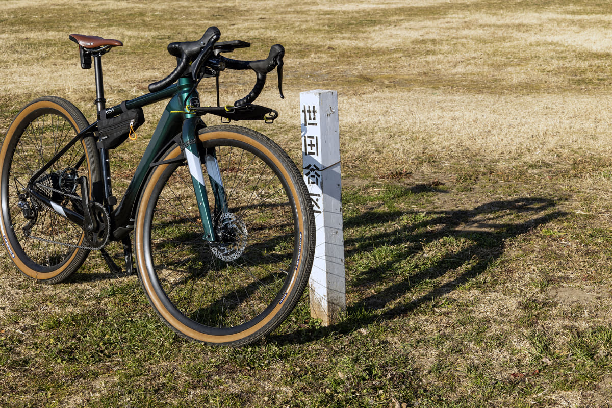 e-bikeも自転車であり、近所を走るだけでも楽しめる。例えば筆者は写真のようなところで定常円旋回や八の字旋回をしたりしている。地味なんだけど集中力も使うし軽く疲れるので、ちょっとした運動。遠くに行かなくてもいいのだ