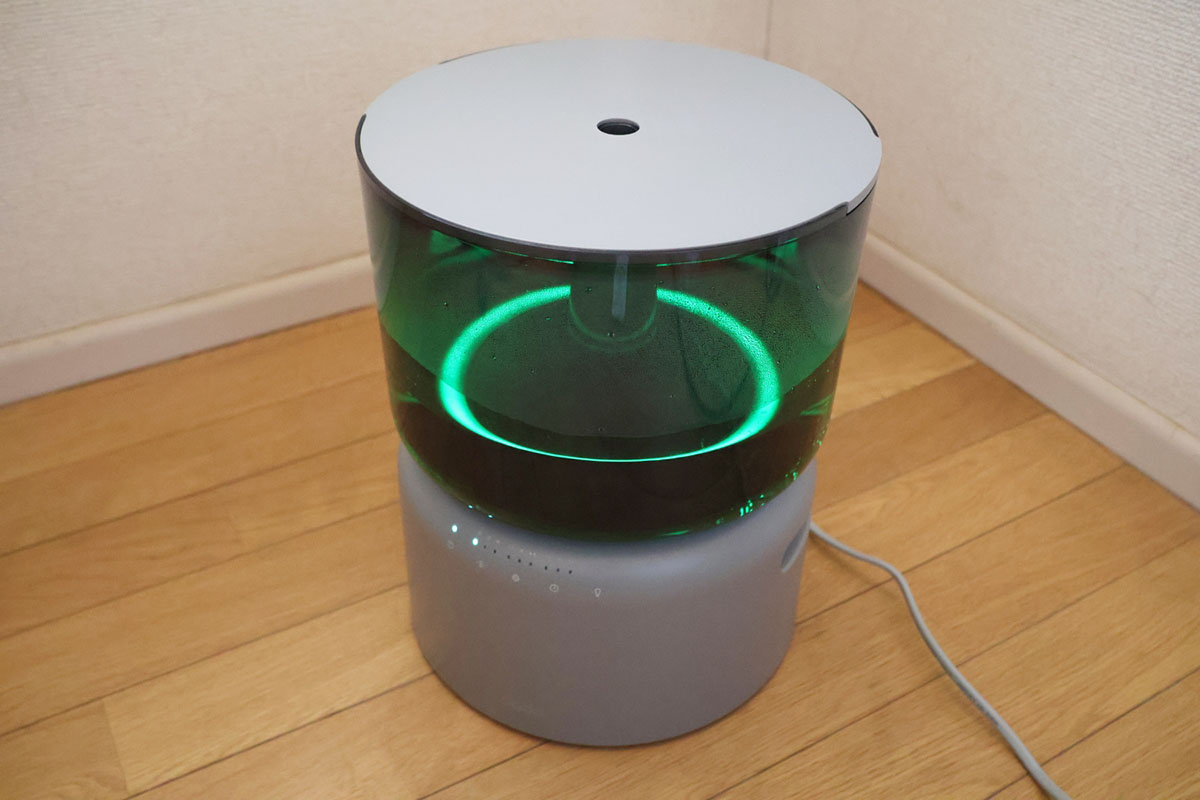 使用した加湿器はカドーのオートクリーン加湿器「STEM 500H」。超音波式と加熱式を組み合わせた加湿方式、最大加湿量は約500mL/h、適用床面積は木造和室8.5畳・プレハブ洋室14畳程度