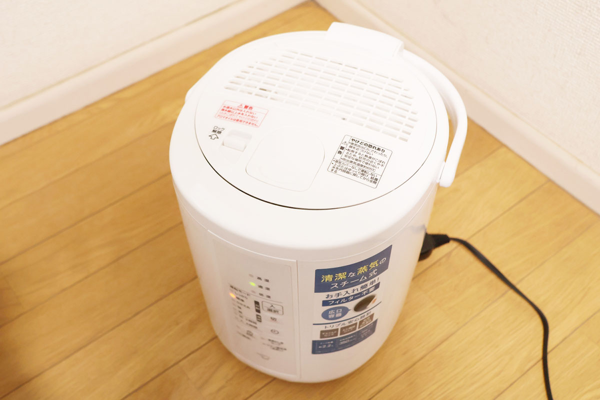 象印のスチーム式加湿器「EE-RU35-WA」も検証。このモデルと検証した部屋の環境では「ひかえめ」モードで十分なことが判明