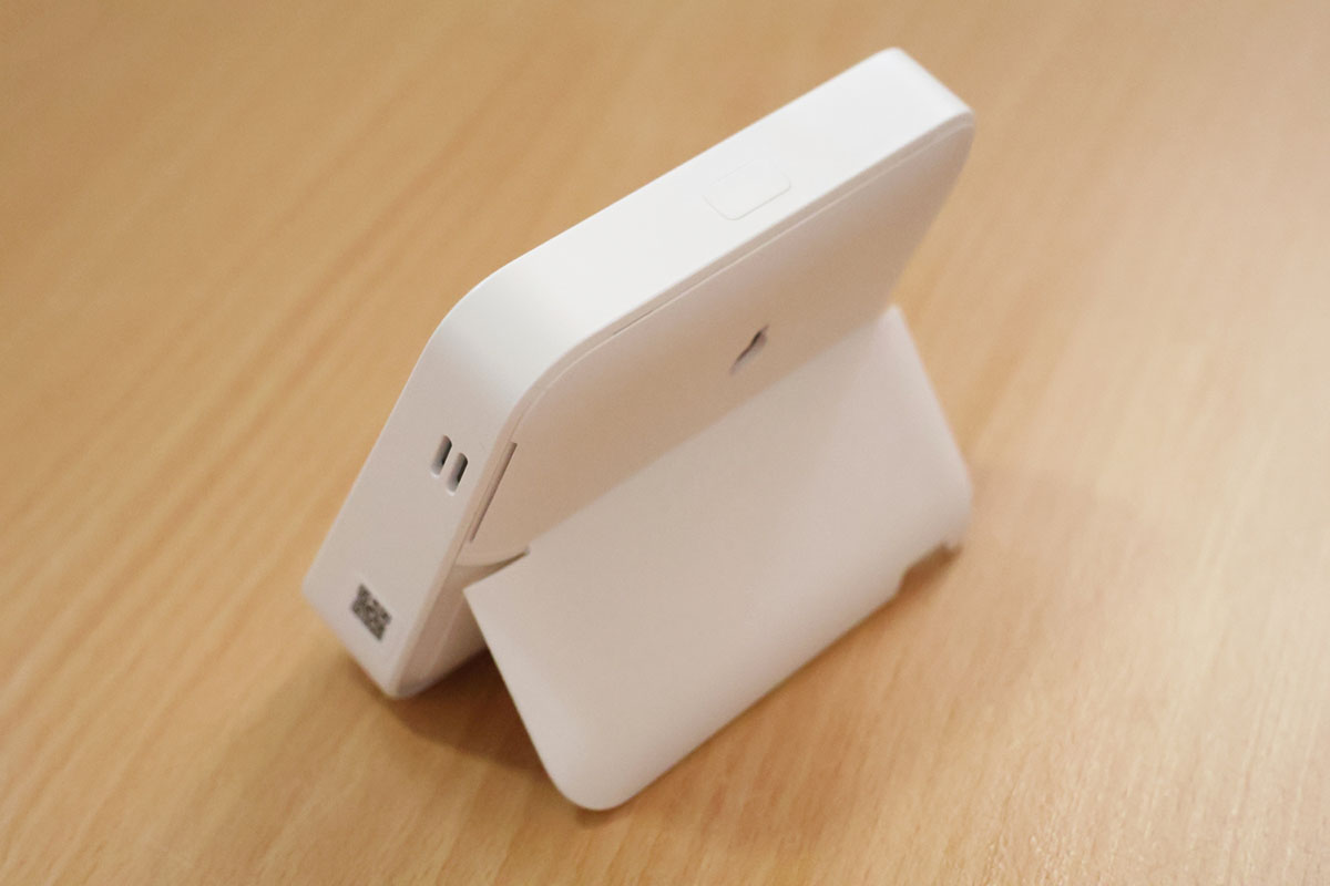 スタンド：背面のスタンドを起こせば、画面が見やすい角度に調整して設置できます。