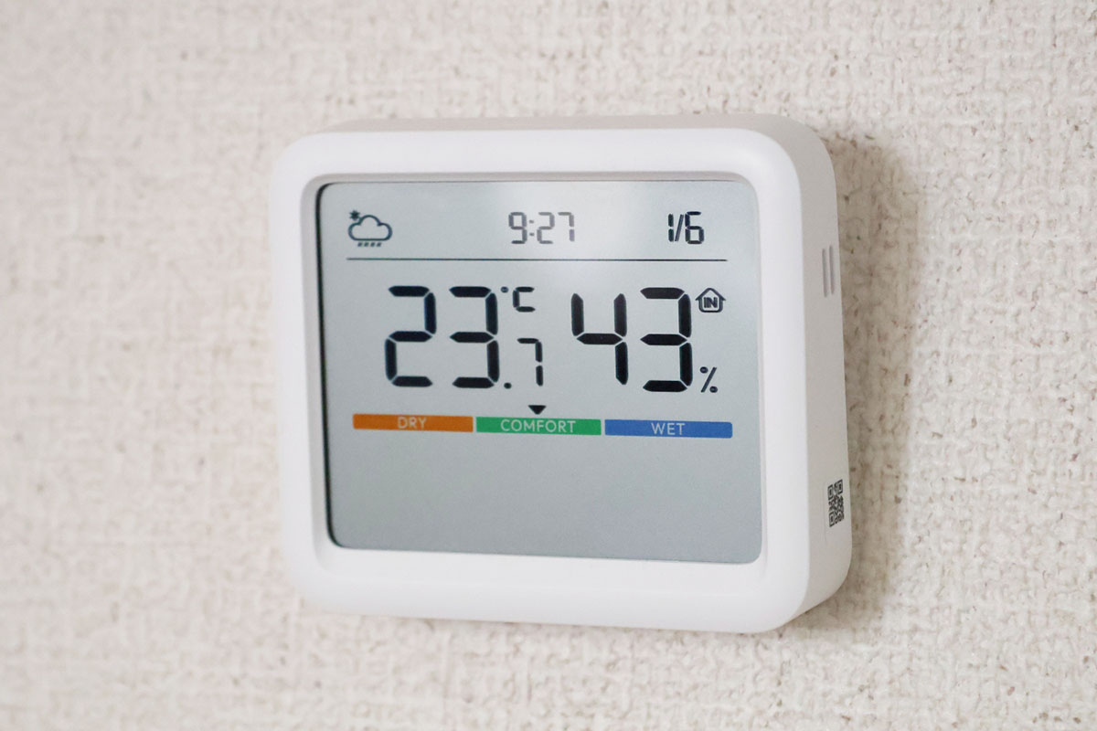 壁掛け：背面のフック穴を使って、画鋲やネジ、フックに引っ掛けて壁に掛けることもできます。