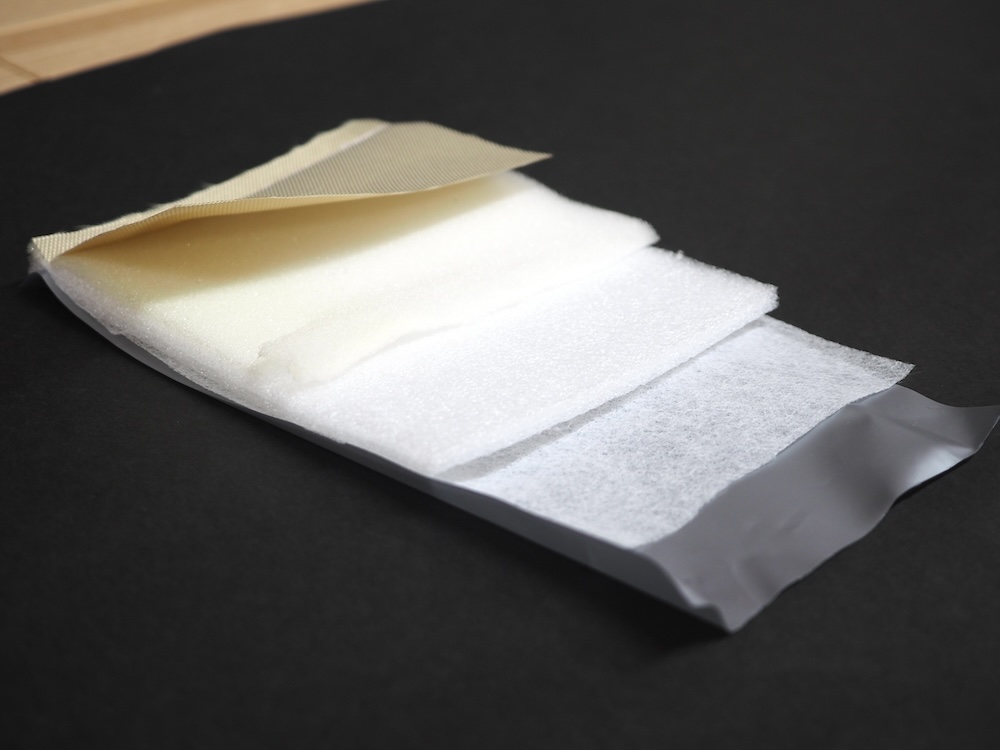 アイソテック2は、外生地の内側に厚さ3mmのポリウレタン、同5mmの発泡ポリエチレン、ポリプロピレン不織布、PEVAの内生地の5層構造