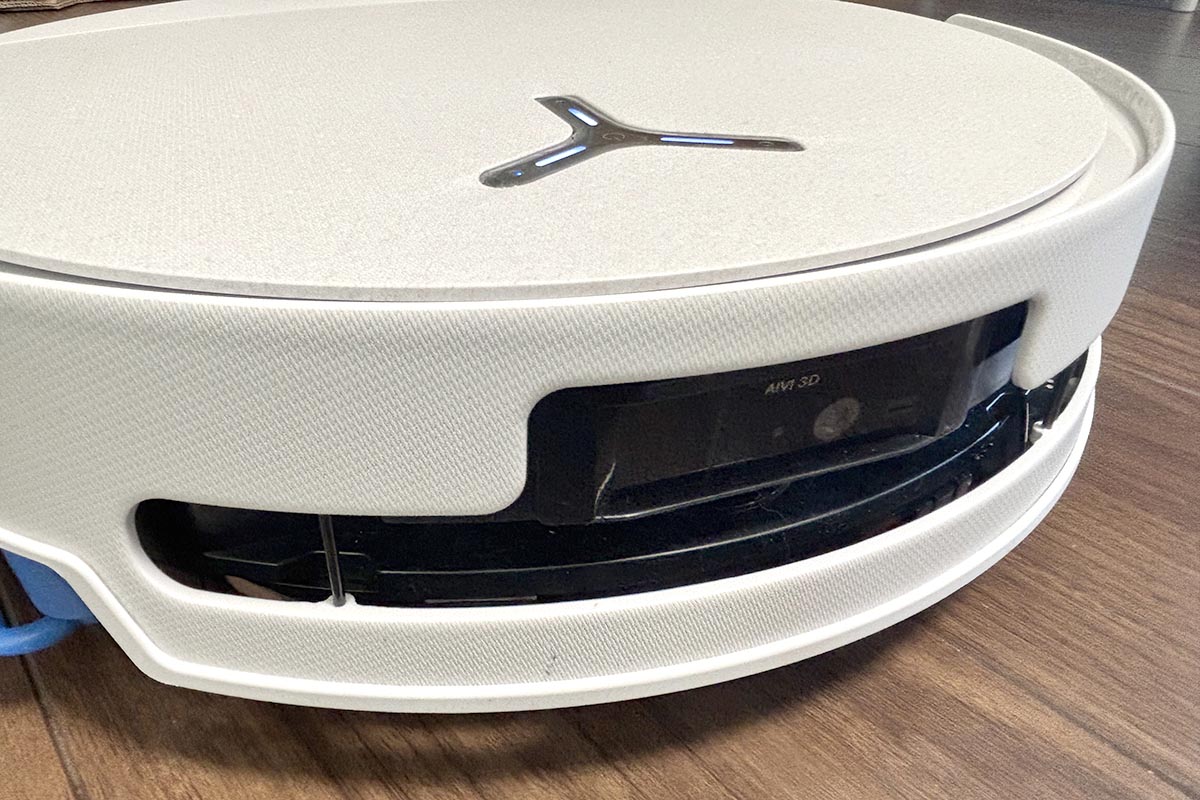 本体にカメラとレーダーを搭載。レーダーは埋め込み式のため薄型の本体デザインを実現しています。表面の仕上げなどデザイン性の高さも魅力的なので、順に紹介します