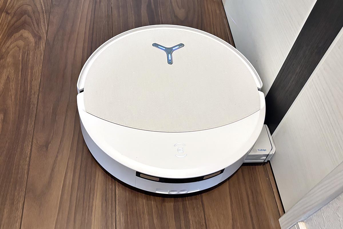 壁や家具を検知すると右からモップが迫り出し、壁にピタっとアプローチします