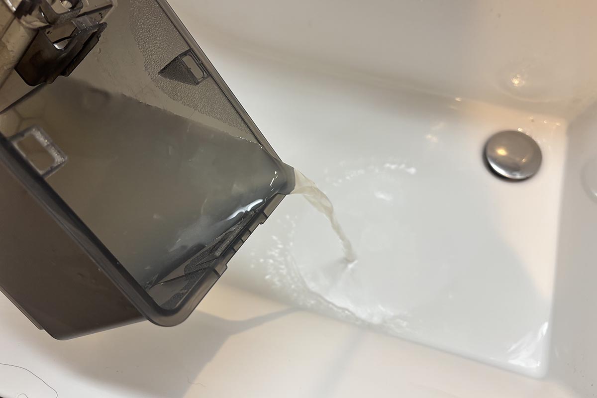 汚水タンクには毎回茶色い水が溜まるので、使い続けると経路が詰まる可能性も