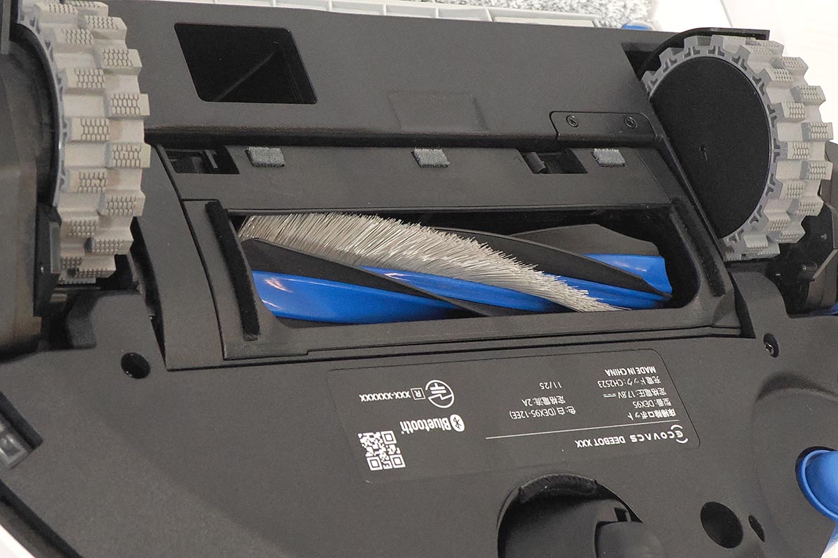 本体のスパイラル状のメインブラシとインペラーで強い気流を生み出してゴミを吸い集めます