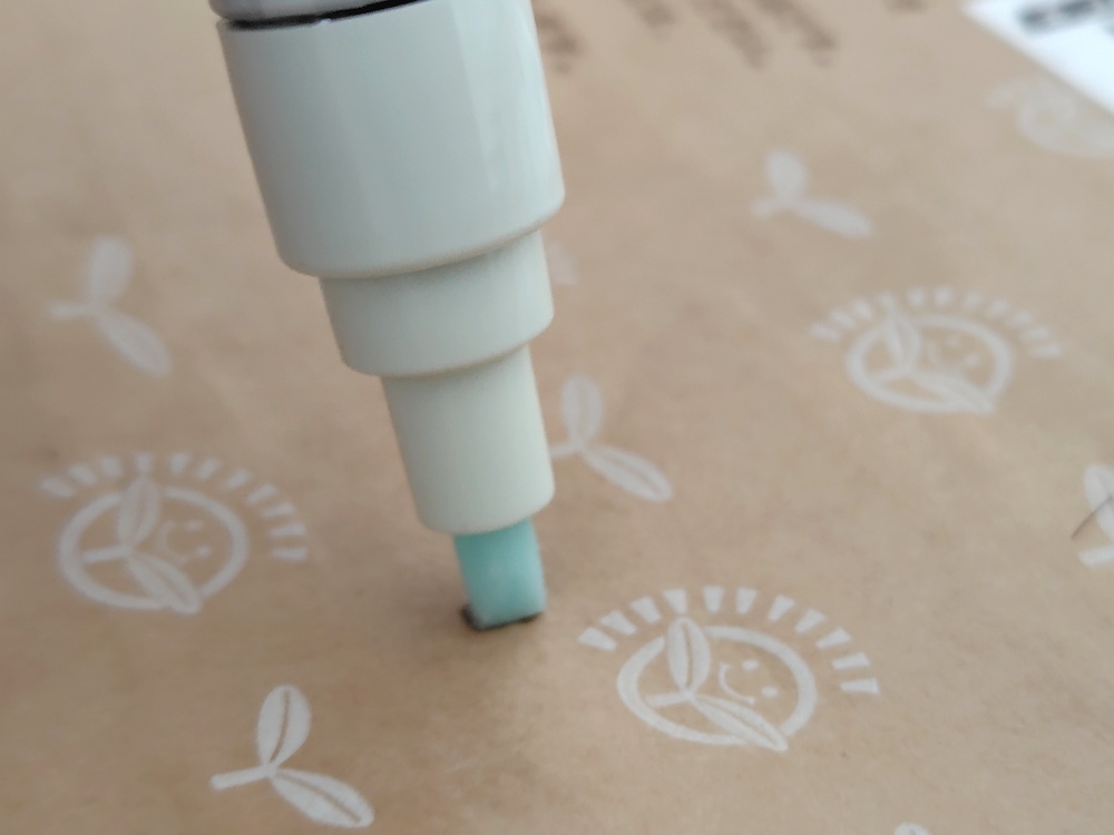 紙の上にペン先をあてて、芯全体がブルーに染まるまでプッシュを続ける