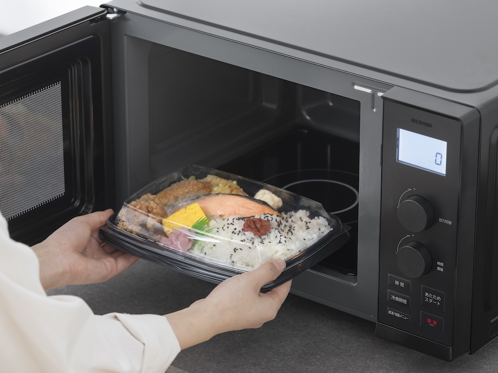 温めたい食材等のパッケージに記載された推奨出力と時間を設定後に「時短」ボタンを押すだけで、自動的に出力を上げて、温め時間を最大44%時短で温めてくれる