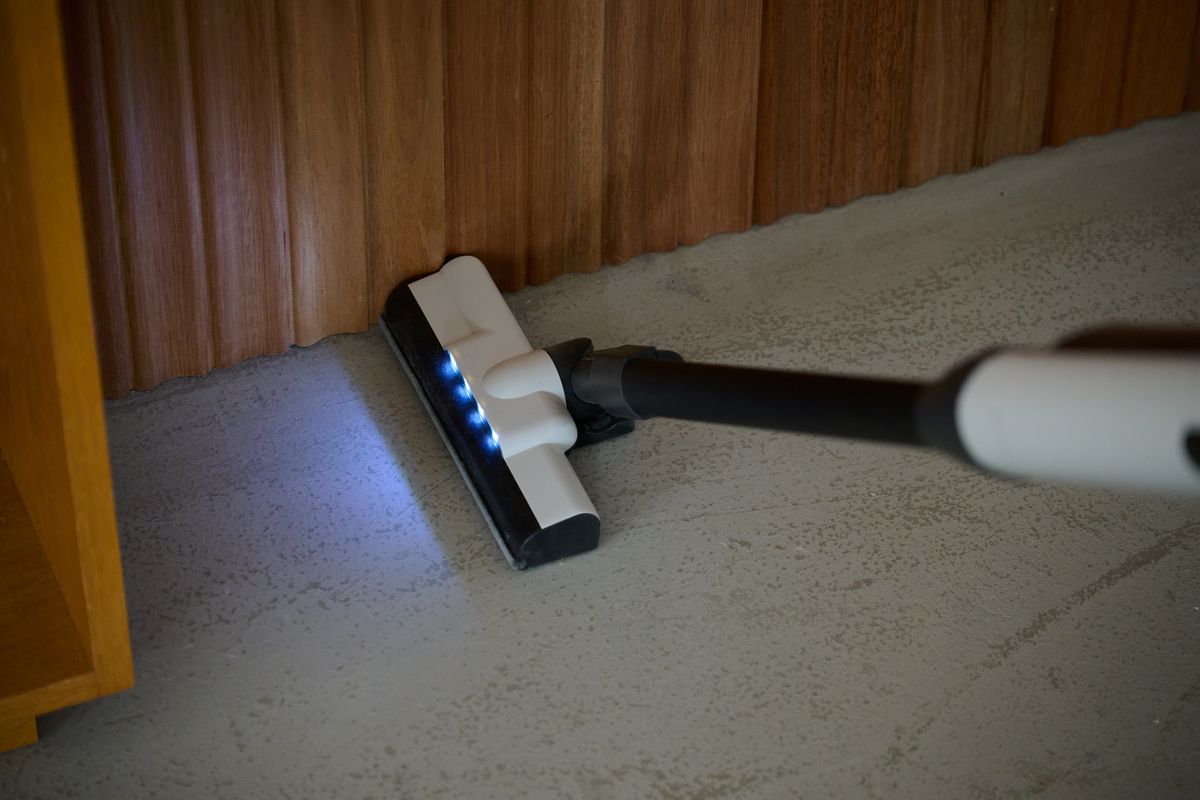 壁際のゴミもきれいにする