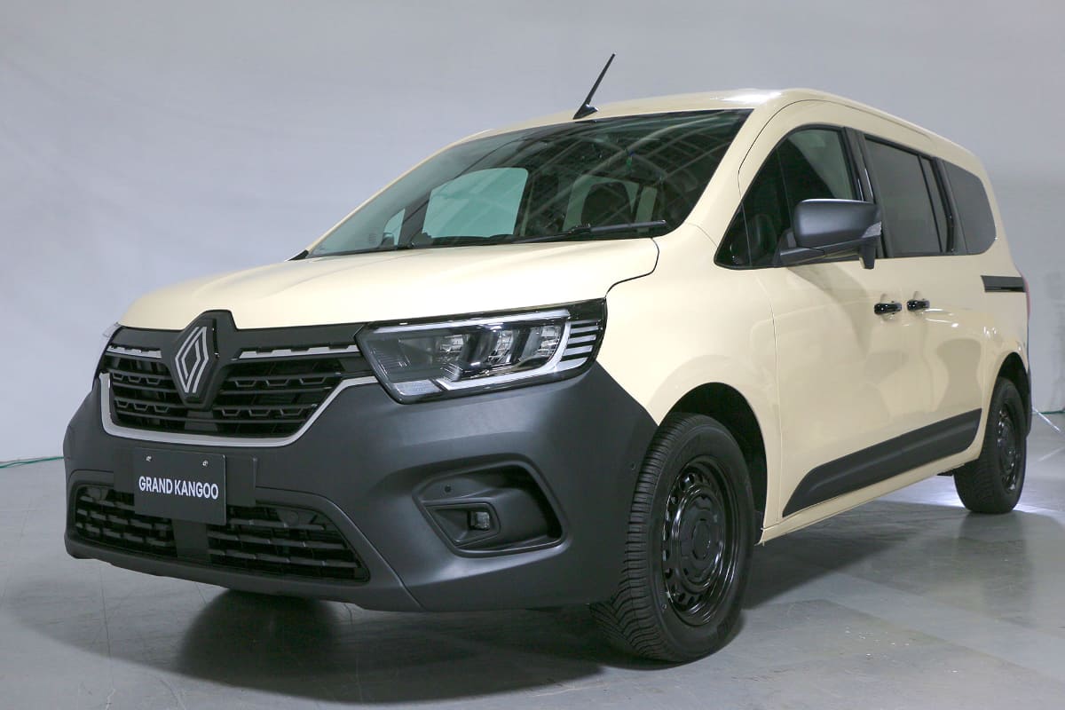 ボディサイズは4,910mm×1,860mm×1,810mm(全長×全幅×全高)。搭載されるエンジンは1.3Lターボで最高出力は131PSを発揮します。価格は4,590,000円