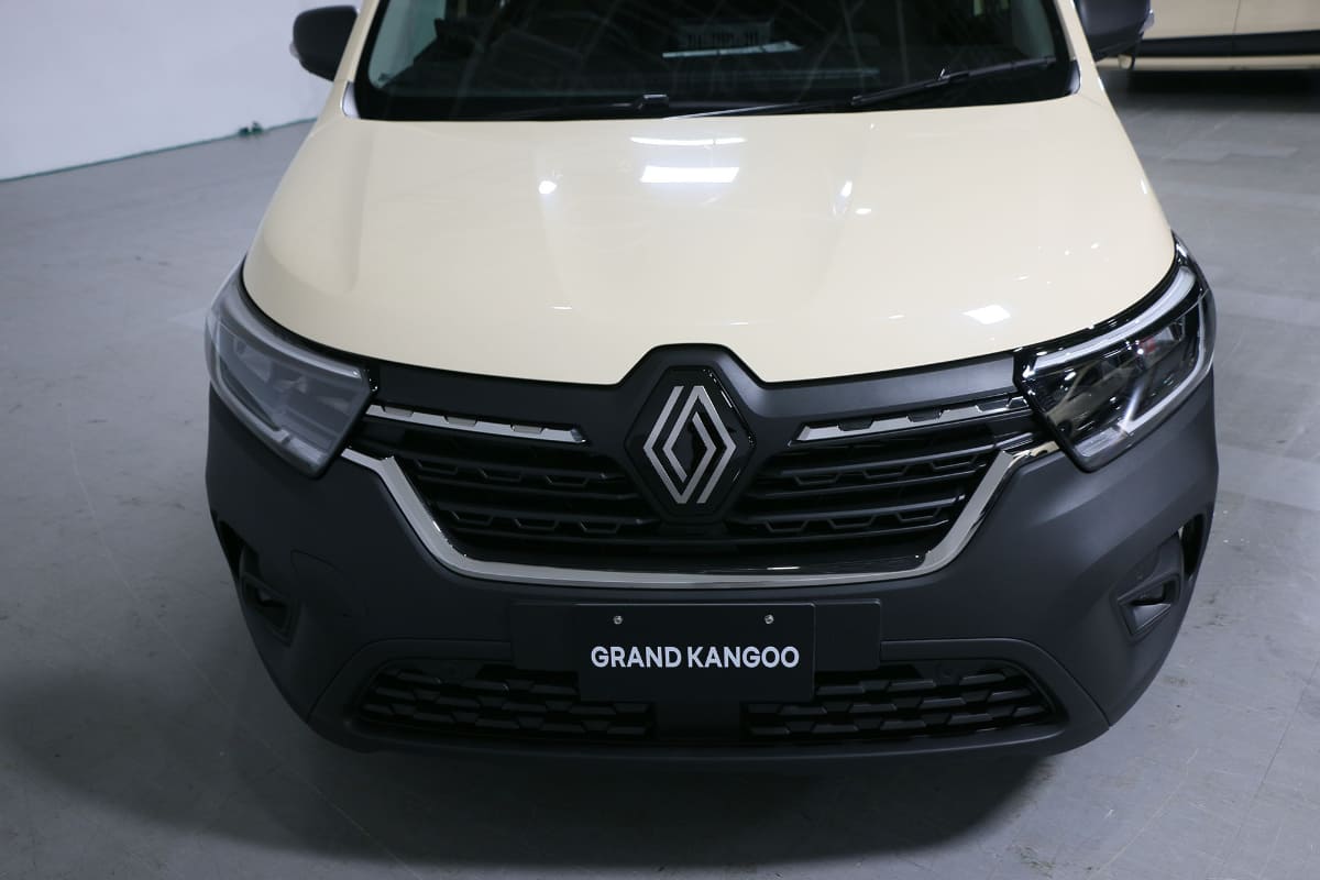 カラーは特別色のベージュサハラ。前後のバンパーはブラックのウレタンとなっています