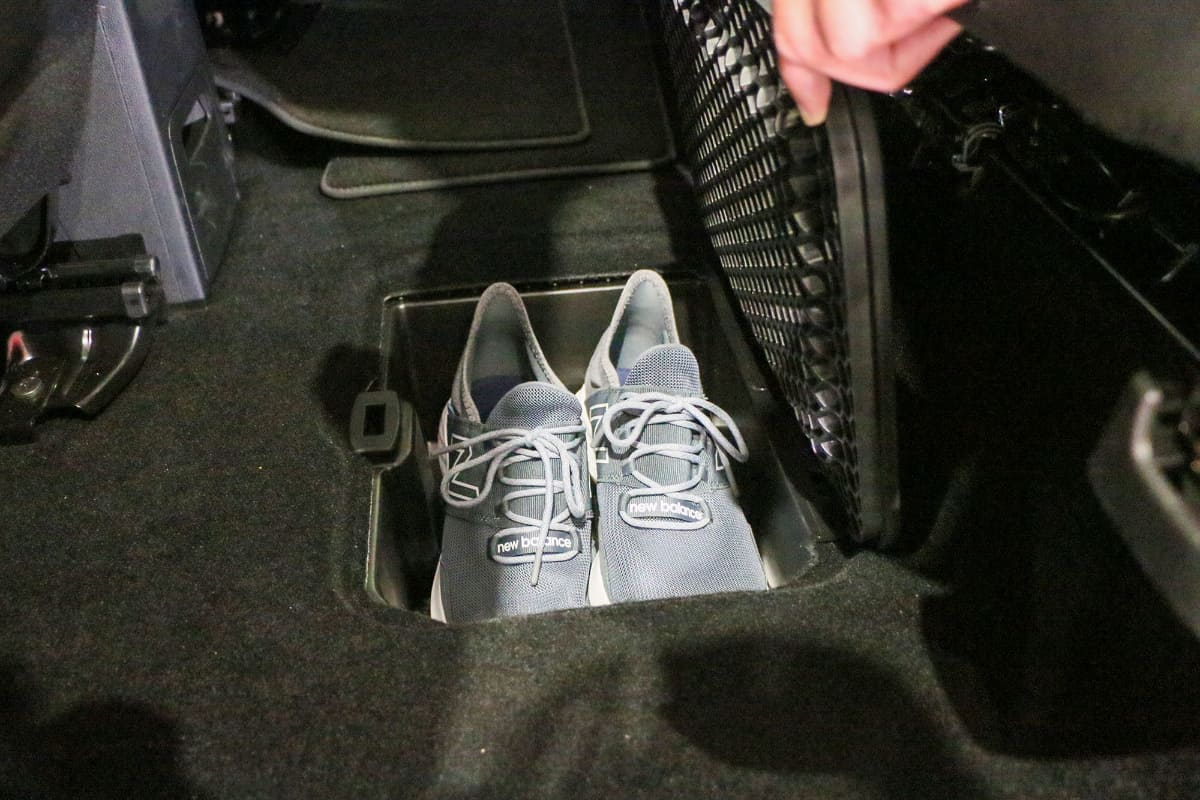 2列目シートの足元にはラゲッジボックスがあり、シューズなどが収納できます