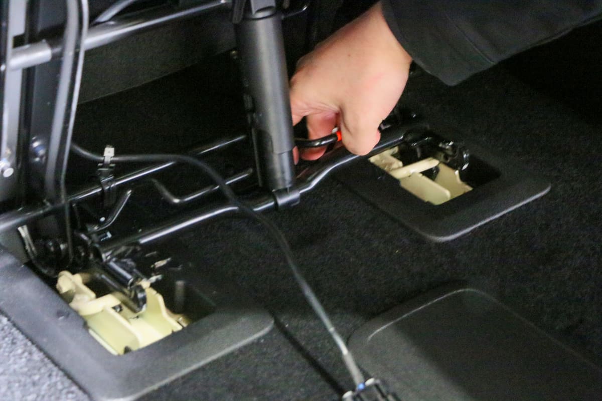 シートを取り外す際は、コネクターを外し、レバーを操作するだけでOK。コネクター部にはカバーも