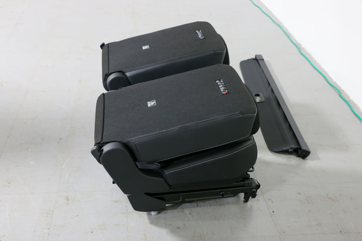 取り外したシートは写真のように置きやすい形状。結構置きにくいものもあるのでありがたい