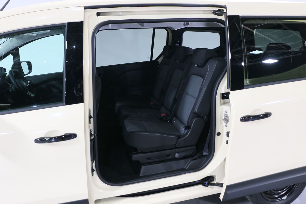 サイドの開口部が大きく乗り降りがしやすい。開閉の操作も非常に軽くて驚きました