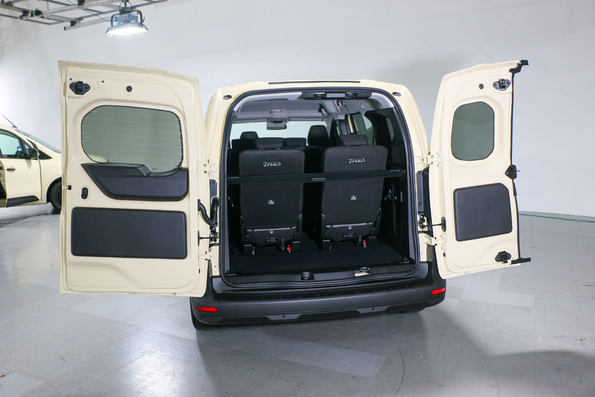 観音開きのバックドアは90°のところで止まり、レバーを引くと180°まで開く構造