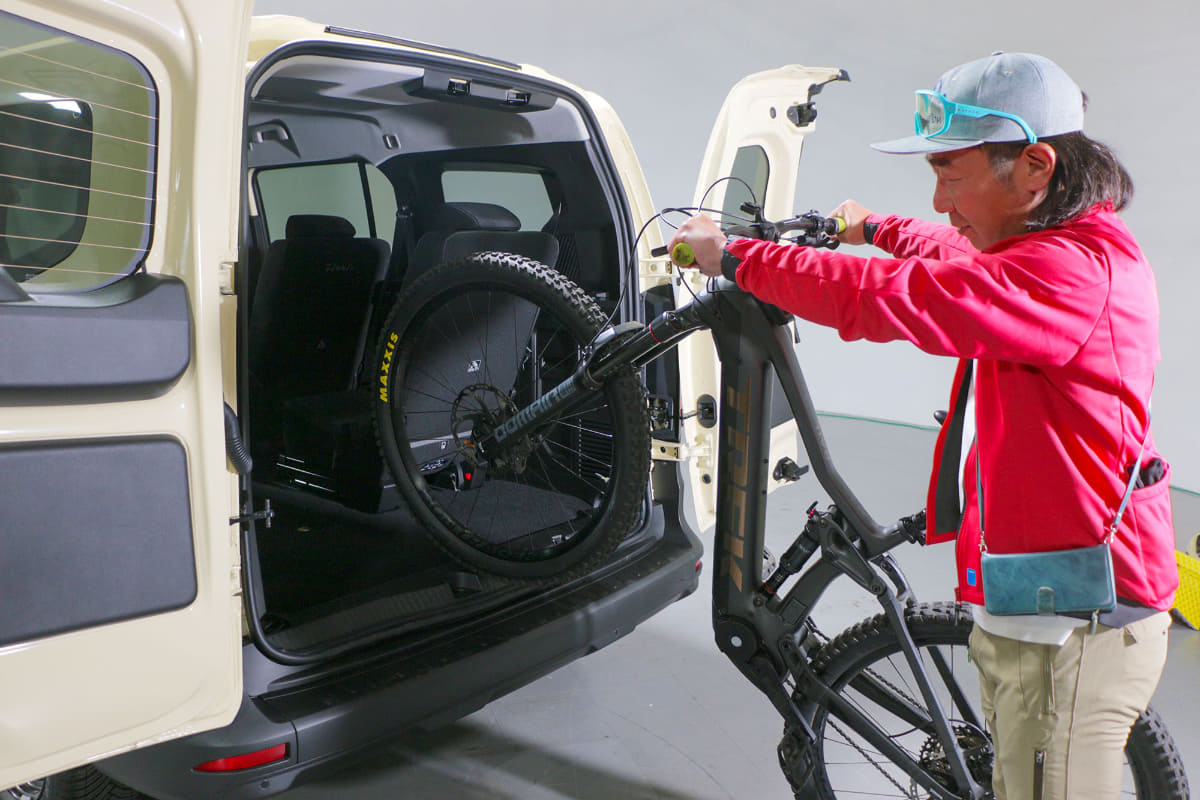 積み込み時に床面の低さはかなりありがたいポイント。ハイエースと比べて約30mm低い