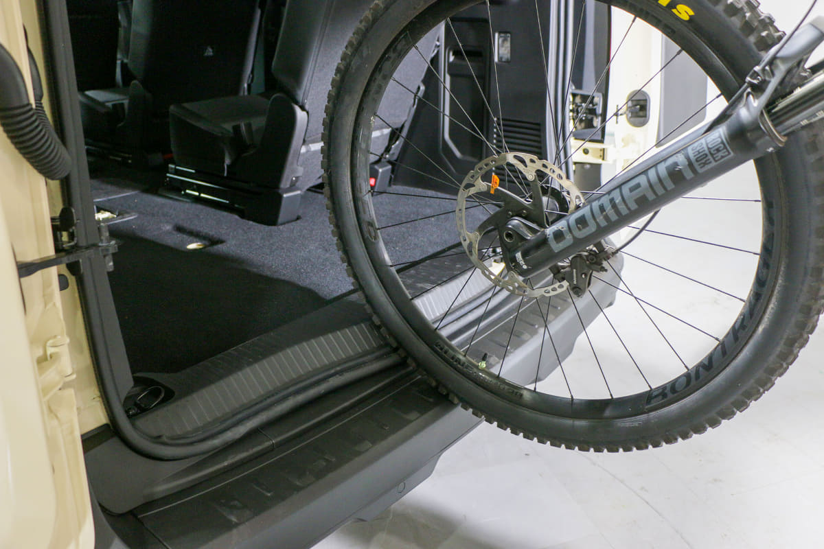 ちょうどタイヤが当たる部分に傾斜が付けられていて、カバーもされているのも積み込みやすい