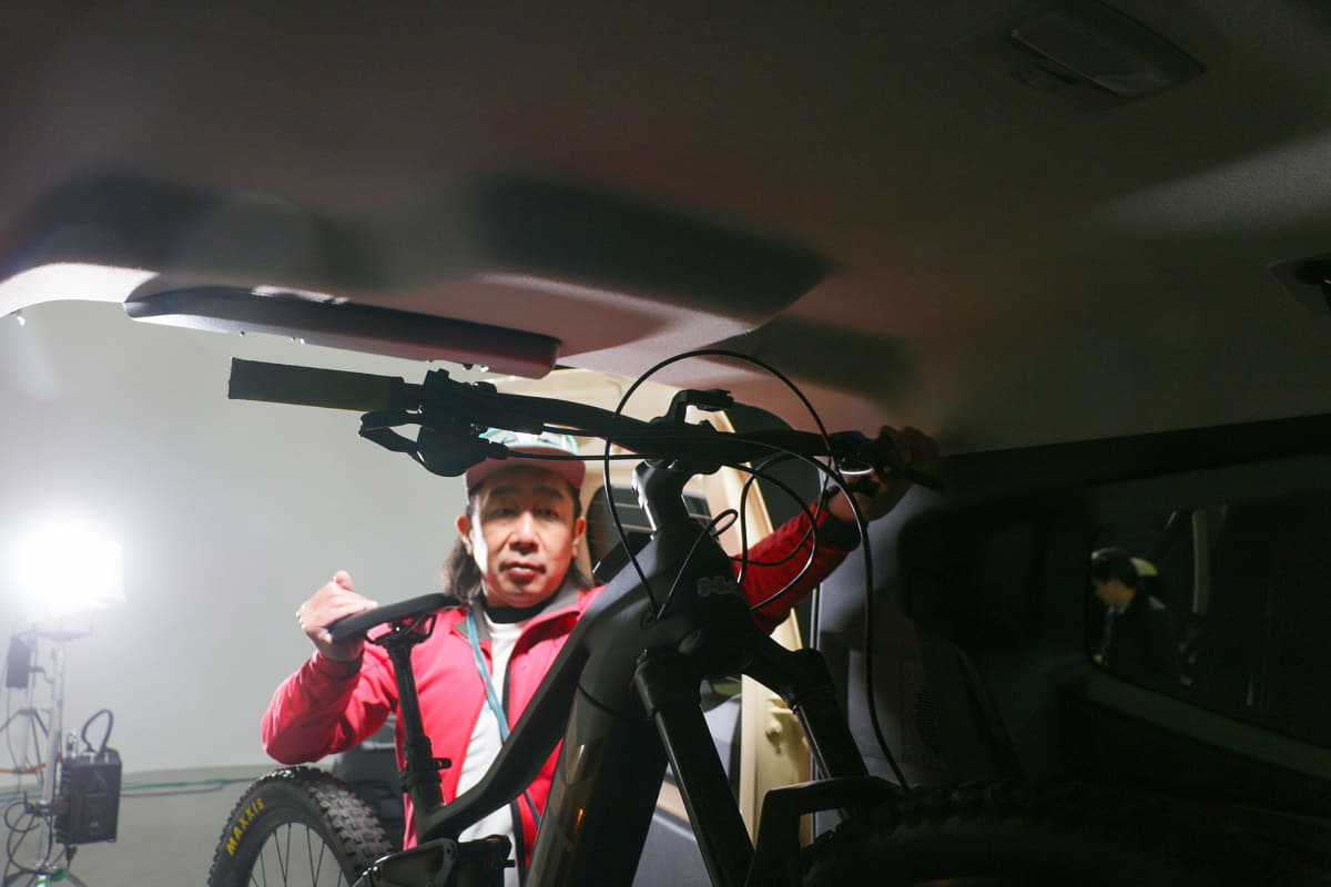 バックドアの開口部が広く、四角に近い形状なのでe-MTBのハンドルも当たらない