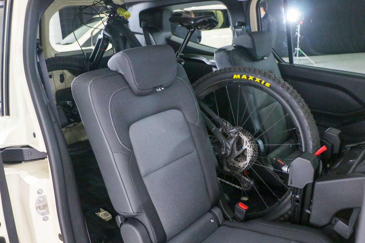 中央のシートをたたむパターンでも積載可能。ボディの長い「グランカングー」ならでは