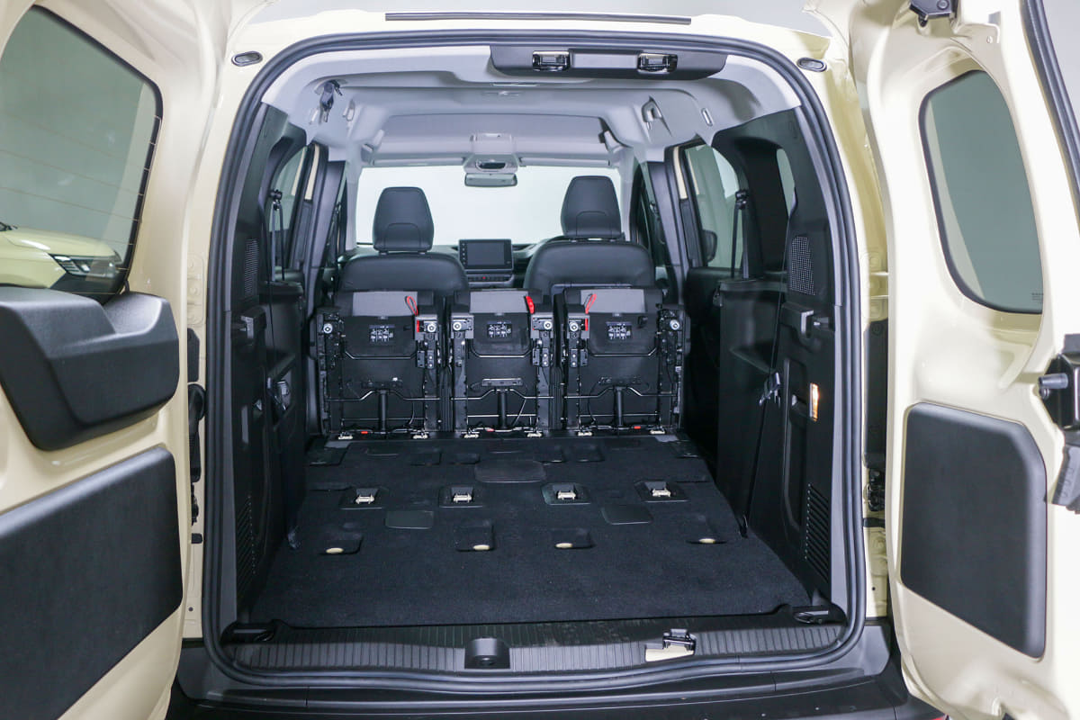 3列目シートを取り外し、2列目シートは前に折りたたんだ状態。かなり広大な空間が出現