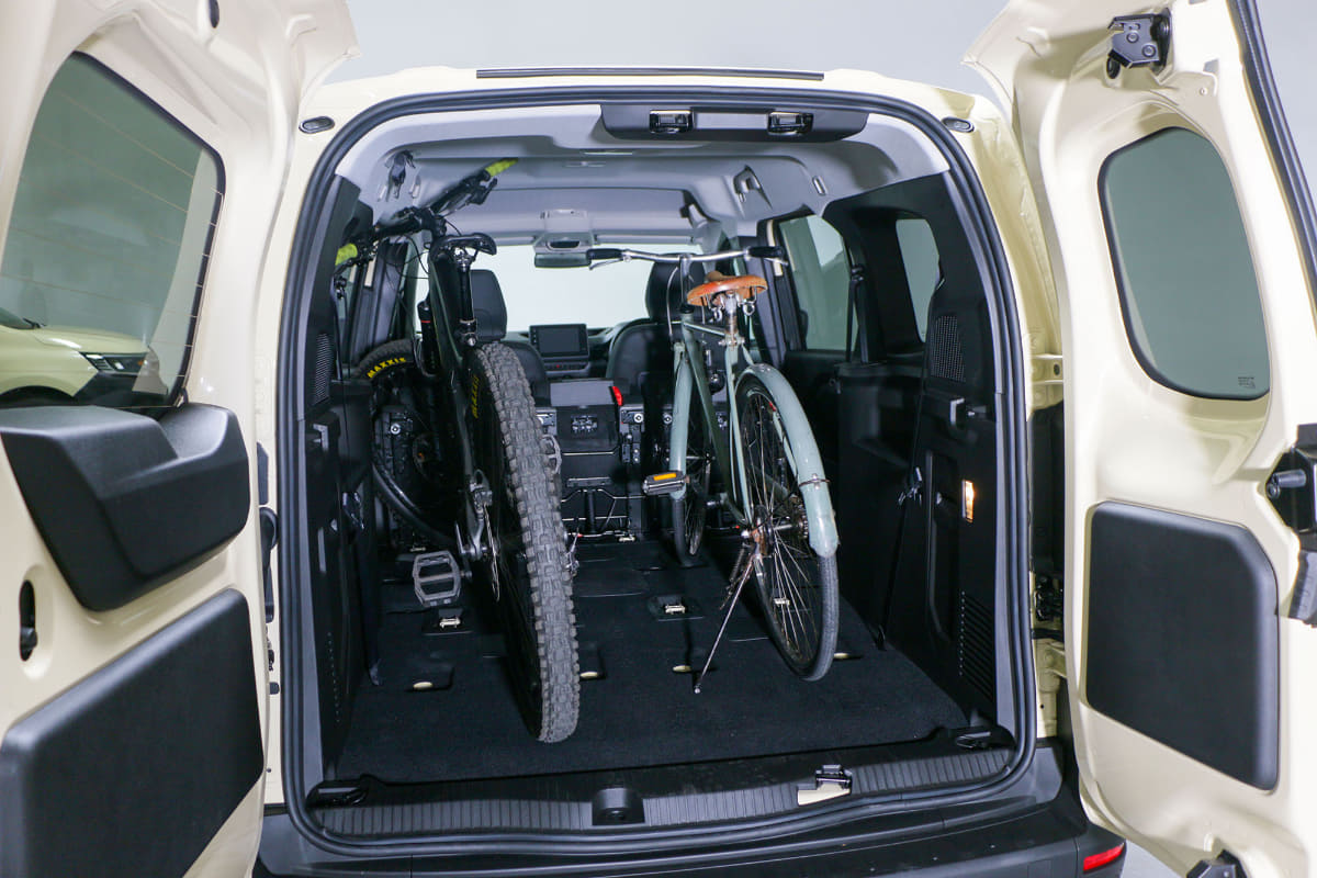 e-MTBに加えて26インチの自転車を積んでみました。まだまだスペースには余裕があります