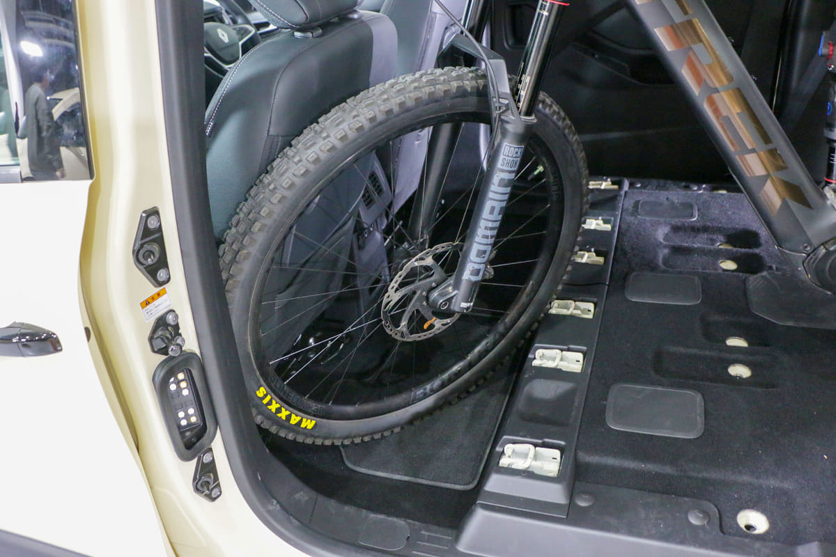 2列目シートを取り外すとフロントタイヤを落とすのにちょうどいいスペースが