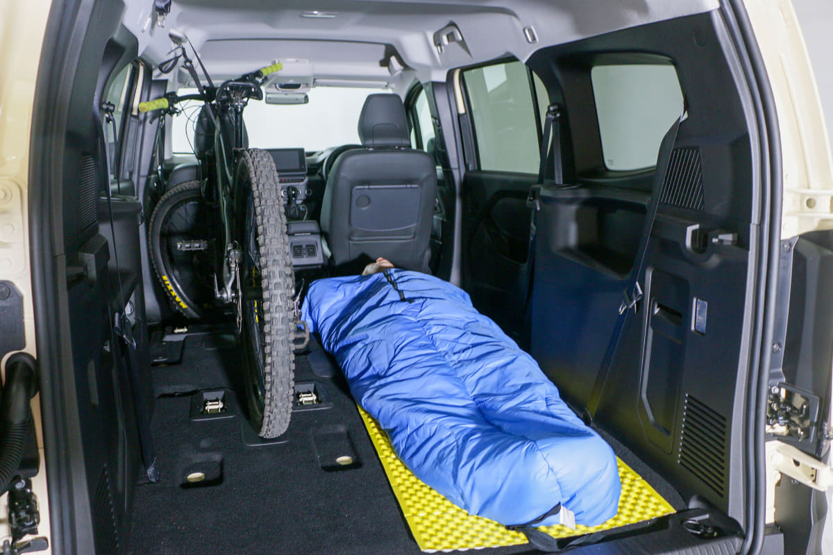 マットを敷いて寝袋を使えばe-bikeを積んだまま車中泊も可能。寝転んでみてもフラットで快適でした
