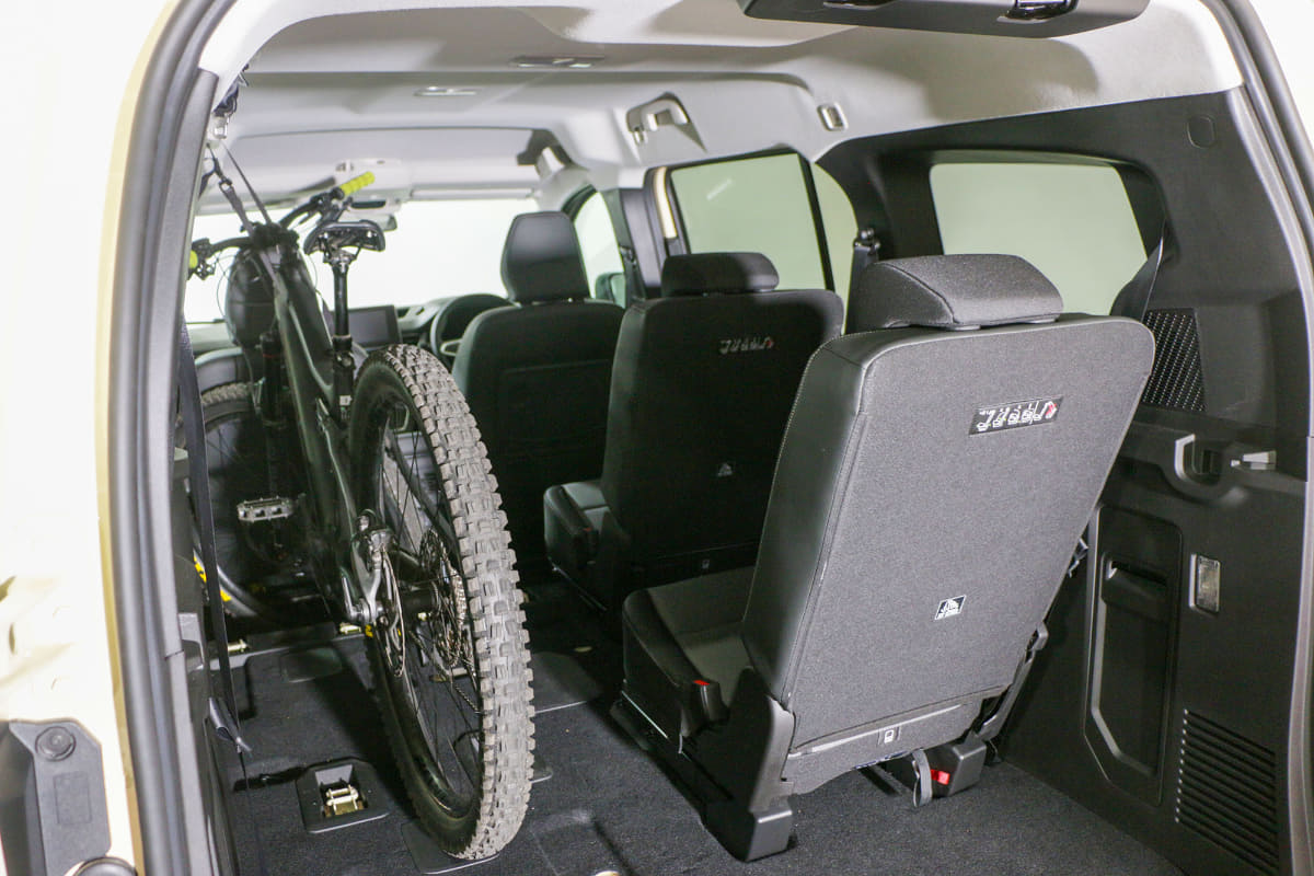 その状態から右側の2列目と3列目シートを取り付けてみました。普通の自転車なら2台は積めそう