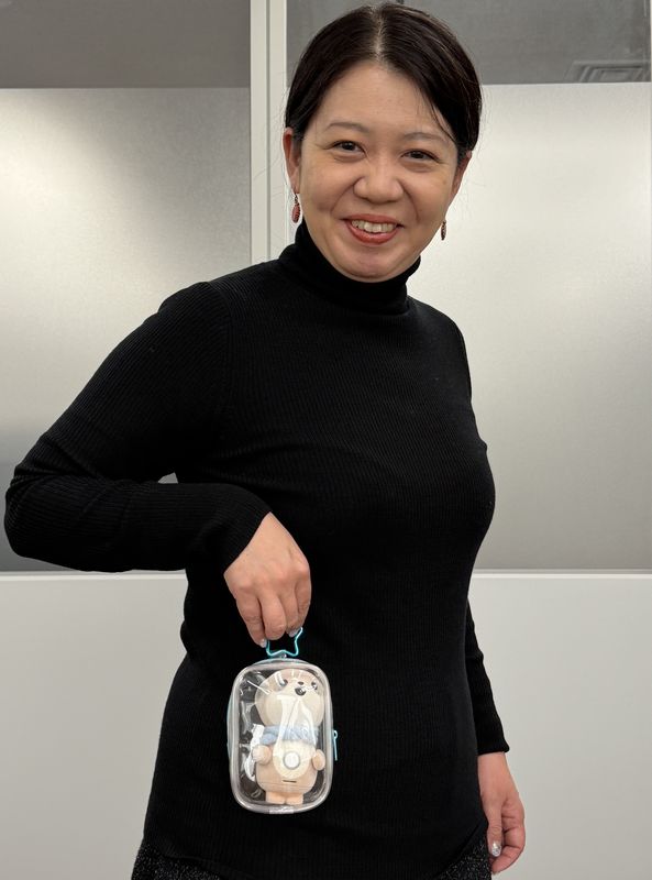 シャープ　モバイルソリューション事業統轄部長 兼 モバイルビジネス推進部長の景井美帆さん。“ぬい活”用のビニールバッグにご自身のポケともを入れて登場