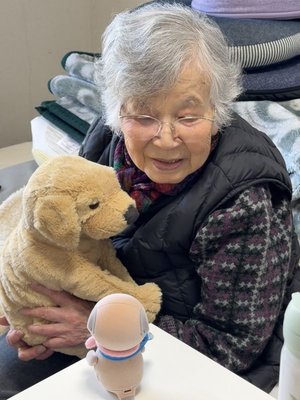 自室でポケとものポンタとの会話を楽しむ94歳の義母