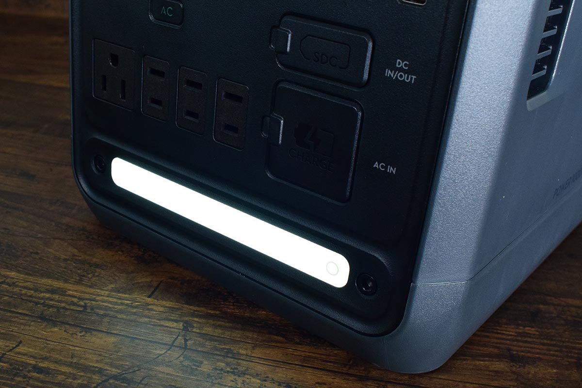 底部にはLEDライトも装備