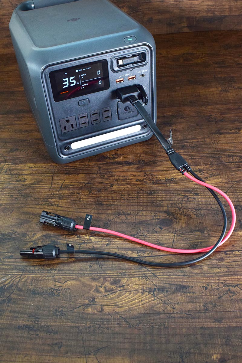 専用ケーブルでソーラーパネルを直接接続できる