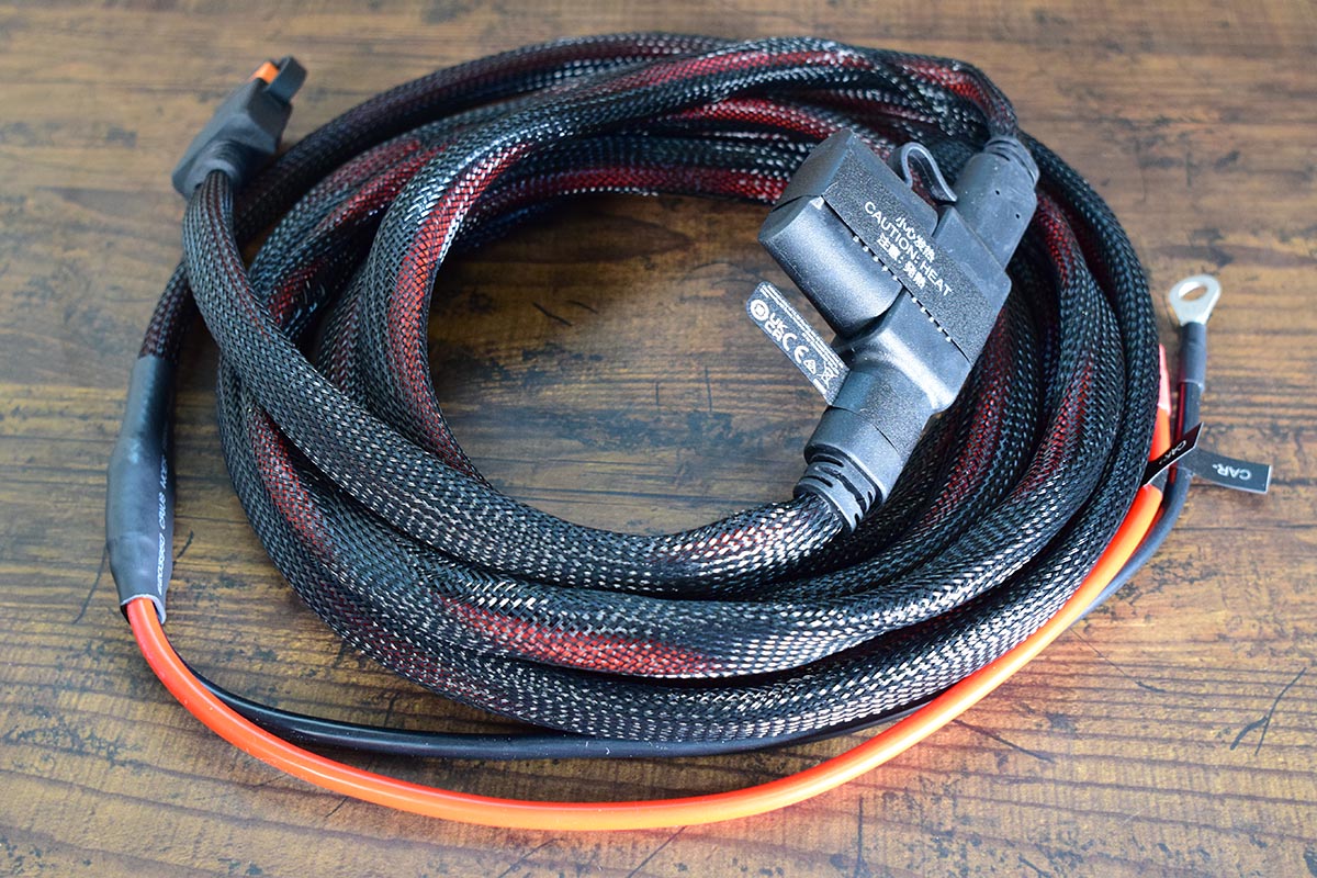 専用ケーブルのみでオルタネーターからの充電に対応する