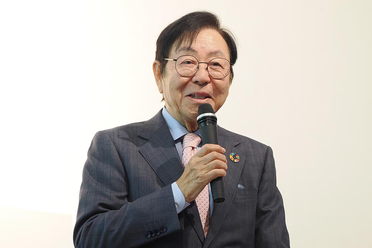 似鳥昭雄会長兼CEOも体験して「波乗りのようなエアマット。部位ごとに別々に動くのが寝心地がいい」と評価