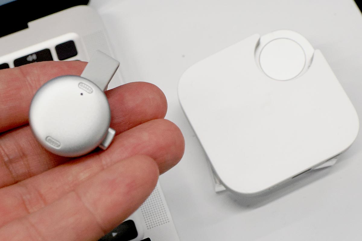 Soundcore Workのマイク部(左)とカード型充電ケース(右)