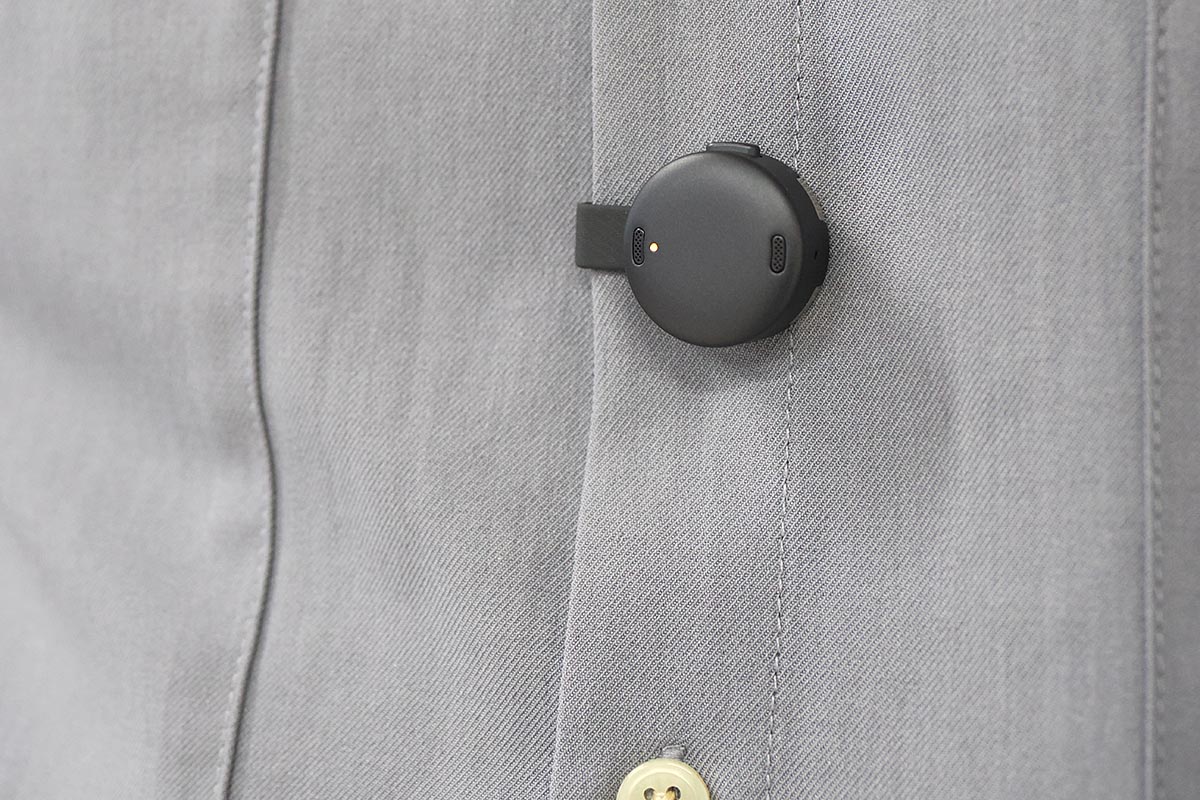 マイク部を衣服などに装着して使える