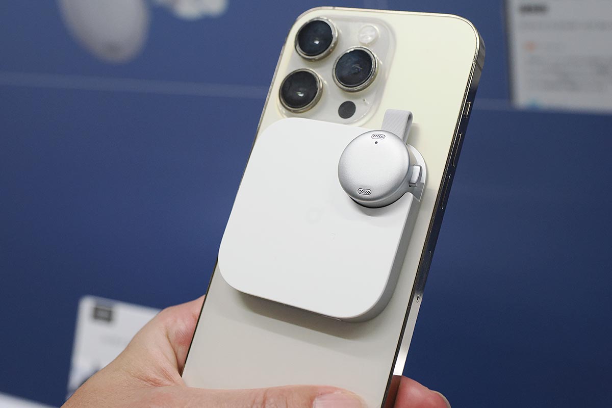 iPhoneの背面にマグネット装着も可能