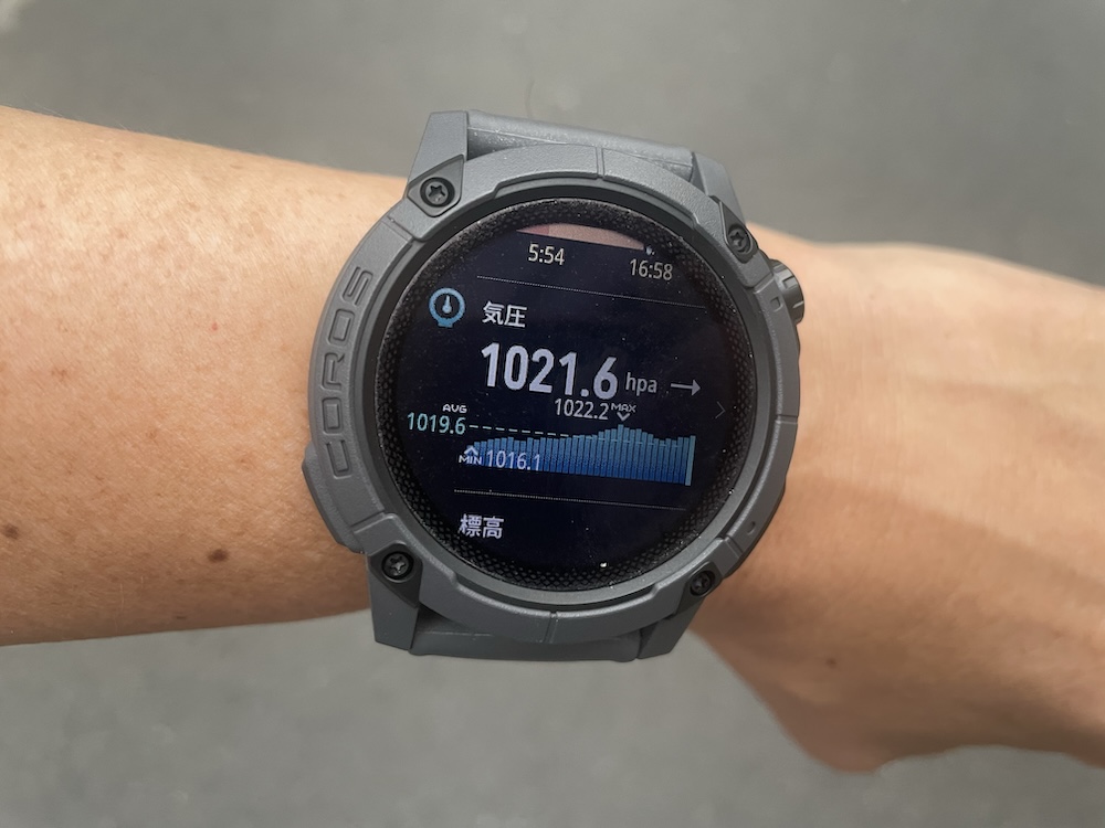 アウトドアモデルだけあって、気圧も表示可能