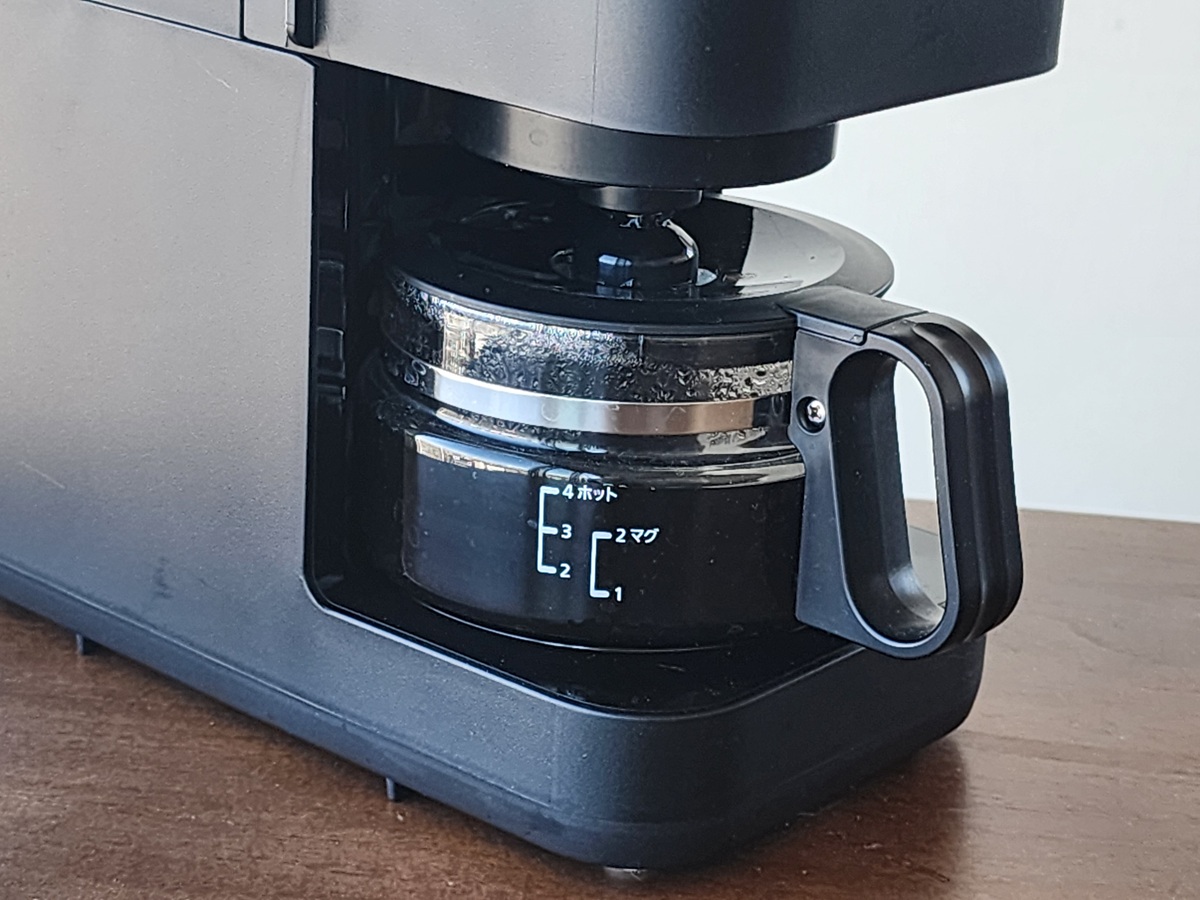 最大抽出量は545mlでコーヒーカップ約4杯分。ガラスサーバーでドリップ中の様子が見えます